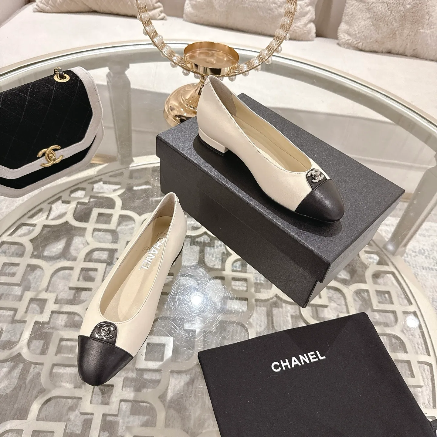 👟👟Ex-factory price 560👟👟Chanel 2025SS Spring and Summer New Double C Button Mary Jane🆕 Xiaoxiang𝐂Jia's beautiful Mary Jane shoes are so sweet that they are so beautiful that they are so beautiful. The round square toe design is cute and cute ~ metal/button logo. The appearance is super online. When you wear it, you will feel like a wealthy daughter. I thought it looks good. Only when I put it on my feet do I know how easy it is to wear ~ Upper: Customized lambskin Lining: Sheepskin Outsole: Genuine leather outsole imported from Italy Size: 35-42 (40.41.42 customization is non-refundable) Packaging: The latest gift box packaging at the counter